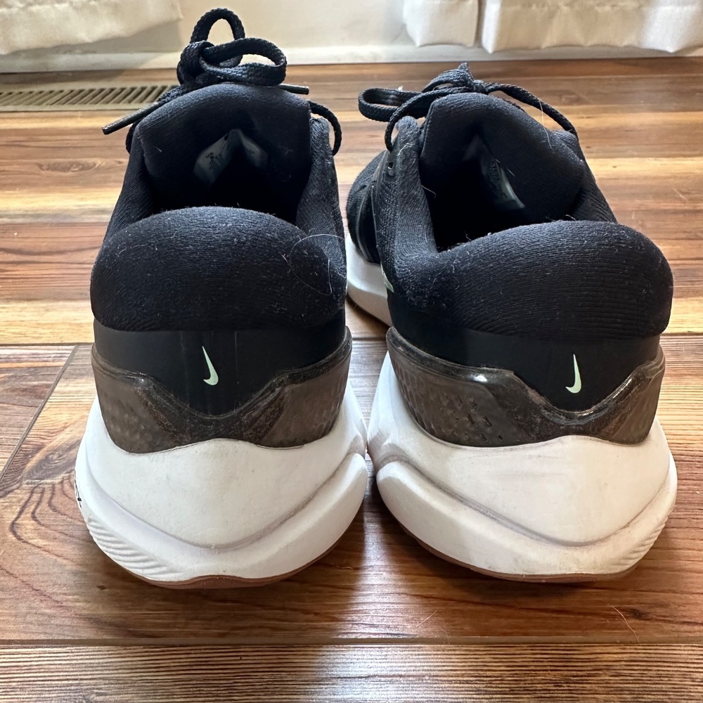 Black Nike Air Zoom Vomero 16 - Picture 4 of 9